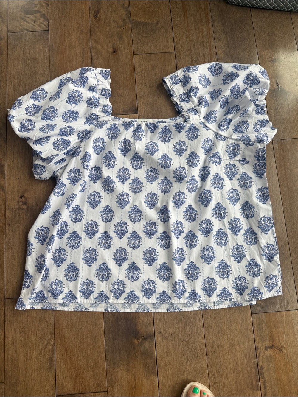 1X - EUC CeCe White Blouse with Blue Floral Print and Puff Sleeves - Picture 7 of 9